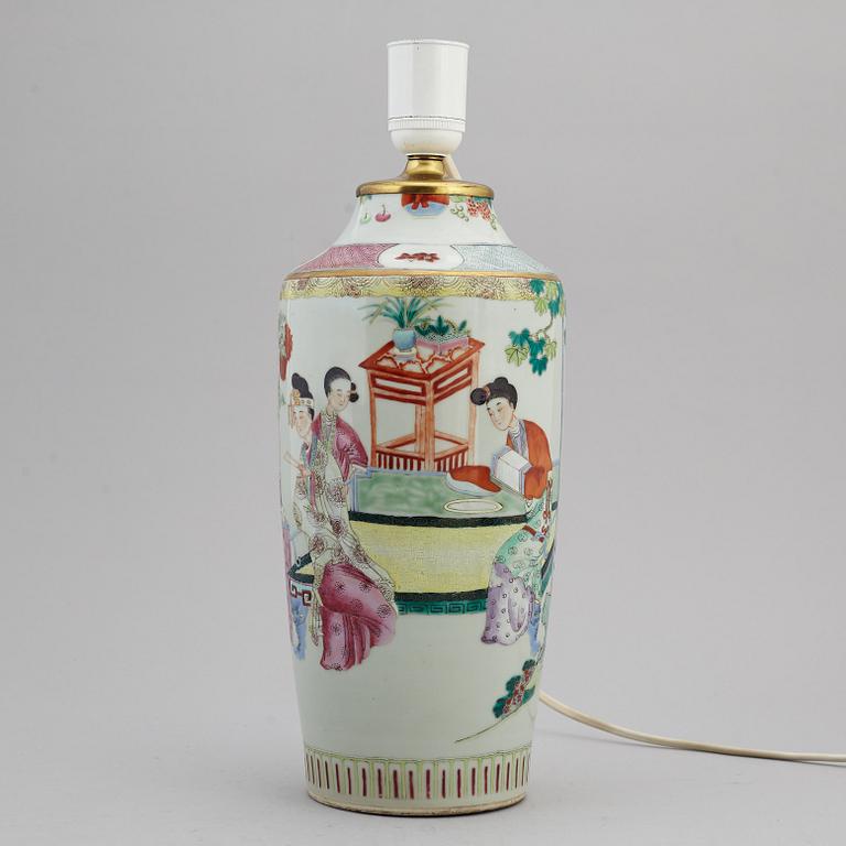 A famille rose vase, turned into a tablelamp, Qing dynasty, 19th century.