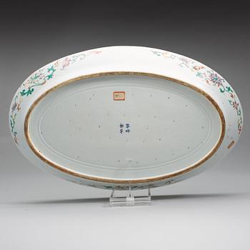 A large oval serving dish, Qing dynastin, 19th Century.