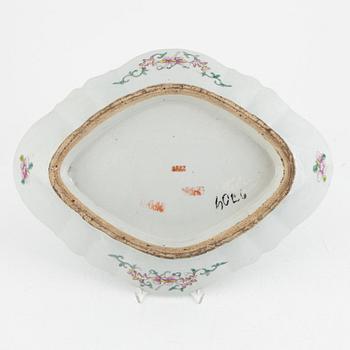 A Chinese porcelain dish, early 20th Century.