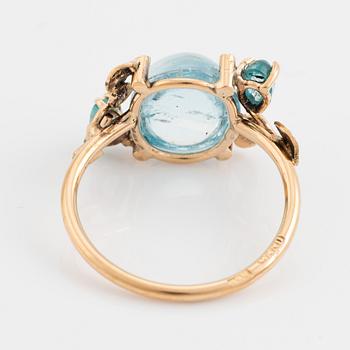 Ring med cabochonslipad blå topas, apatiter och briljantslipade diamanter.