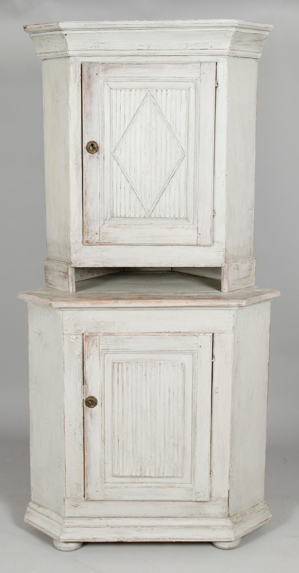 HÖRNSKÅP, allmoge, 1800-tal.