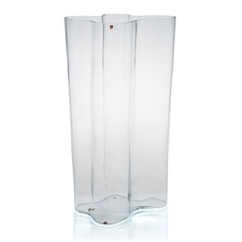 Alvar Aalto, a '0551' vase signed Alvar Aalto Iittala 2006.