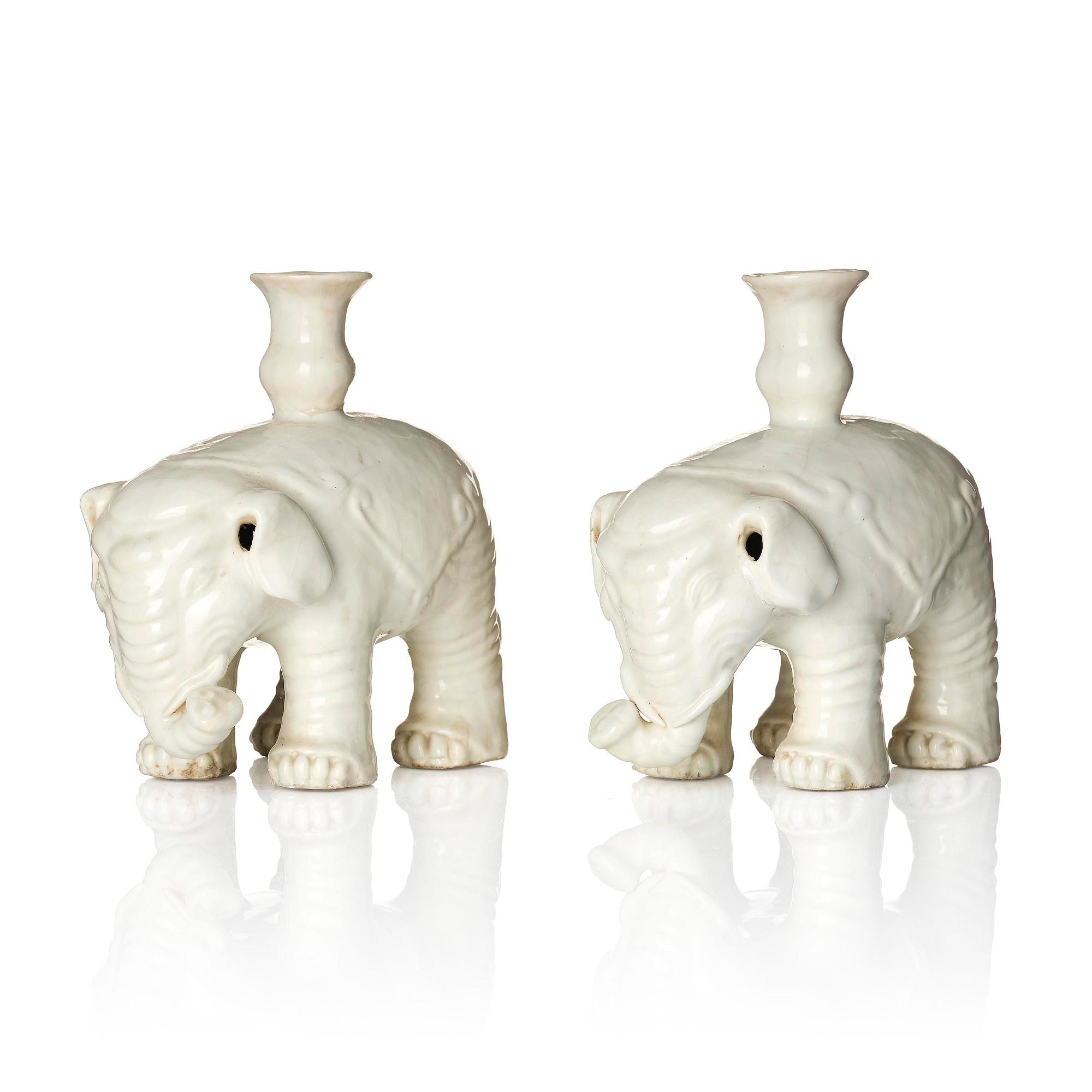 Ljushållare, ett par, blanc de chine. Kina, 1900-tal.