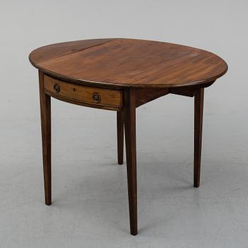 A English Pembroke table, late 19th or early 20th century.