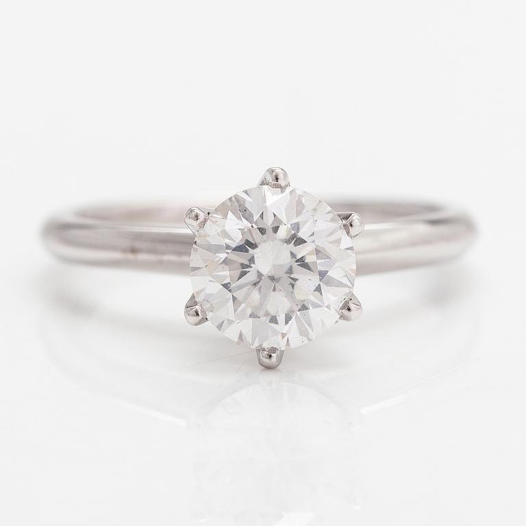 Ring, 14K vitguld och diamant ca 1.56 ct. AIG-certifikat.