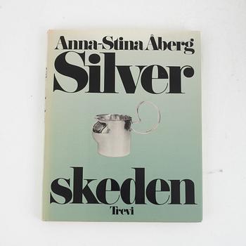Böcker om silver, 20 volymer, bland annat "Lapskt silver" av Phebe Fjellström.