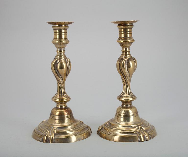 KYNTTILÄNJALKAPARI, messinkiä, Ranska 1700-luku.