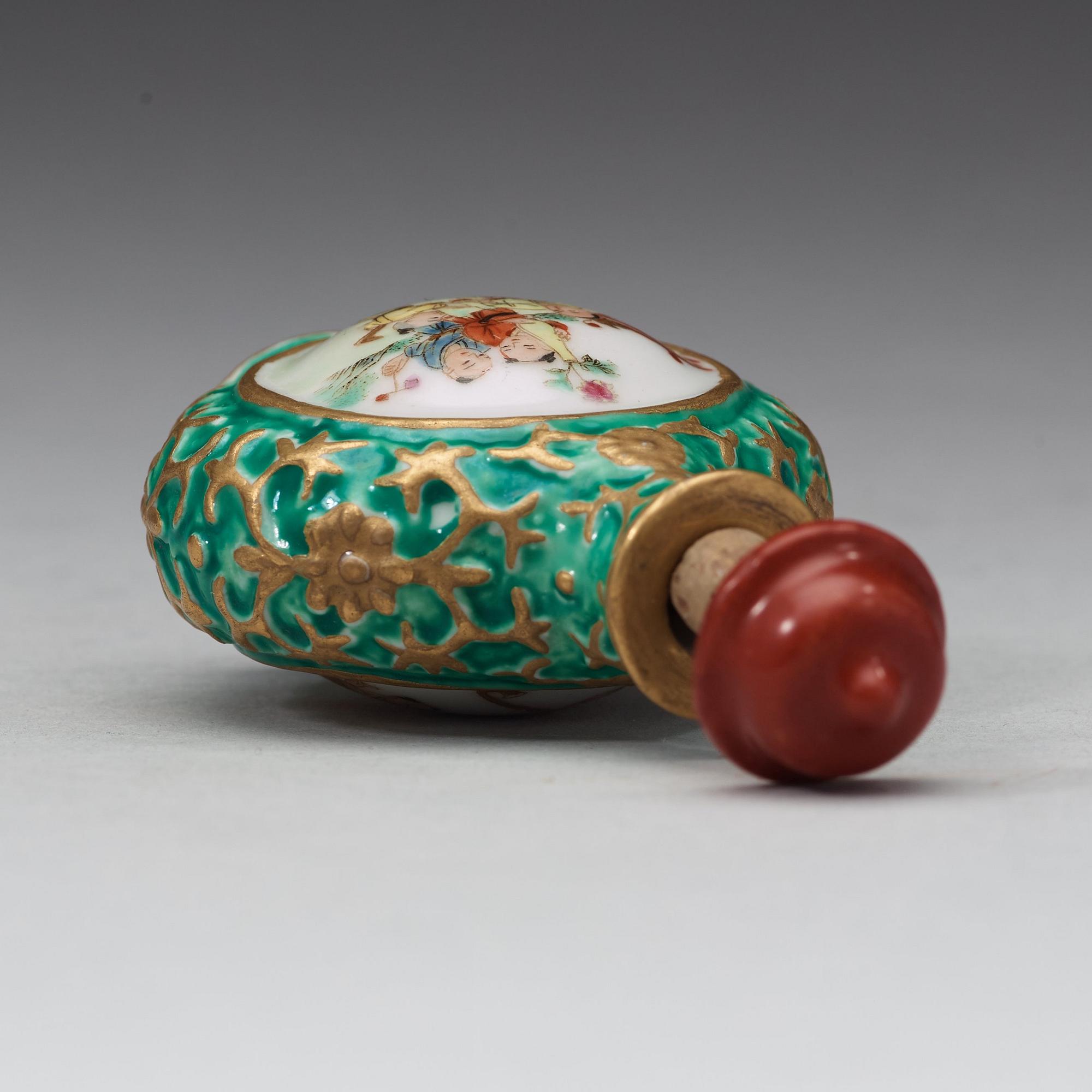 SNUSFLASKA, porslin. Kina, 1900-tal med Qianlongsmärke.