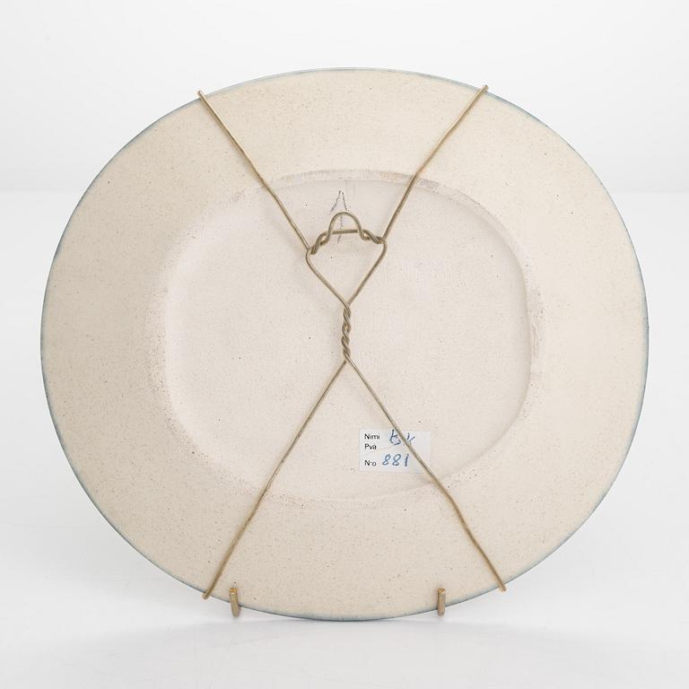 Birger Kaipiainen, a decorative stoneware plate, signed Kaipiainen, Arabia Finland.