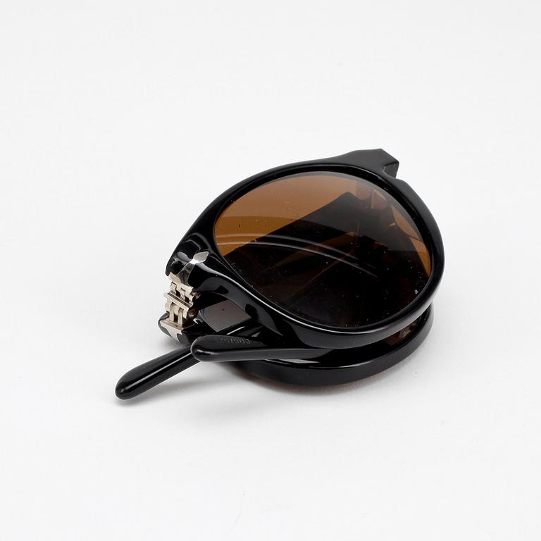 PERSOL, ett par solglasögon, "Folding", modellnr. 806.