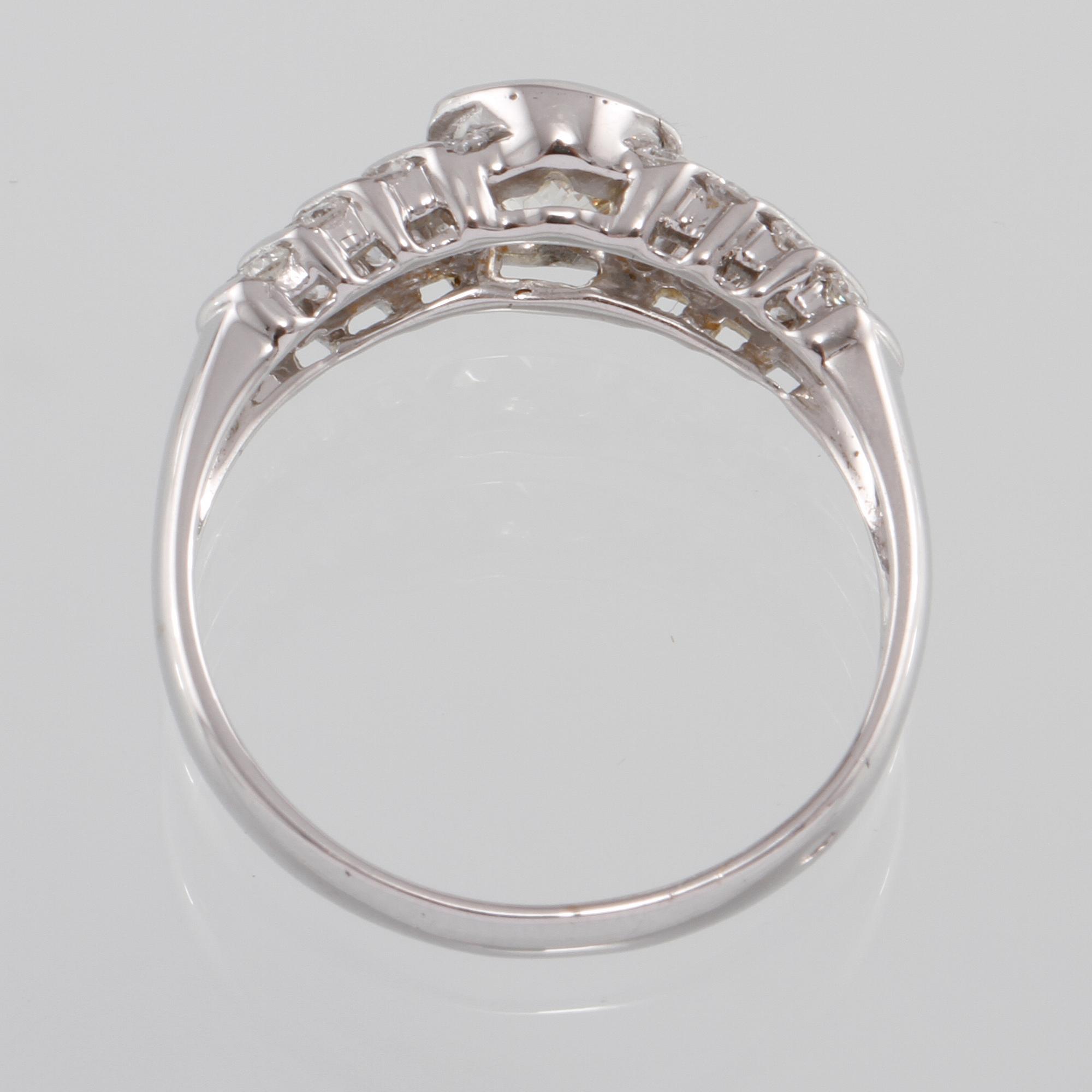 RING, 18k vitguld med briljantslipad diamant ca 0.95 ct samt 32 små briljantslipade diamanter. Vikt 4 g.
