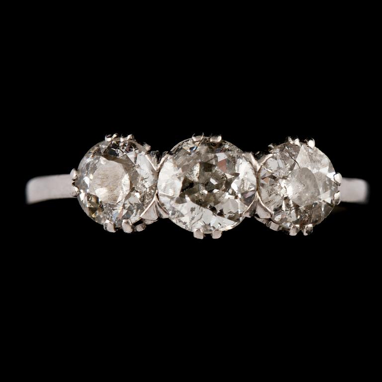 RING, platina med tre äldre briljantslipade diamanter, Stockholm, 1935. Vikt 3 g.