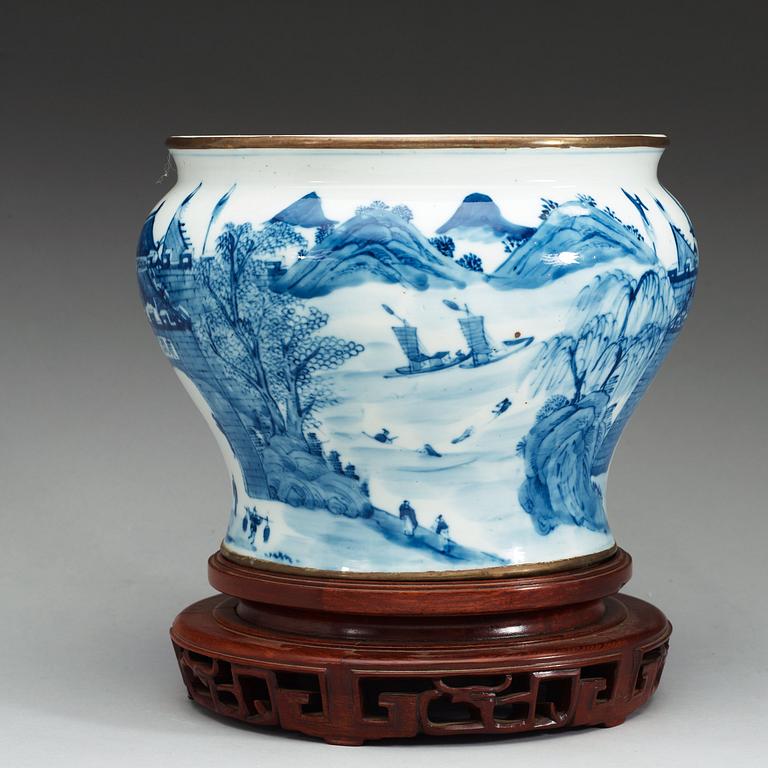 A blue and white flower pot, late Qing dynasty.