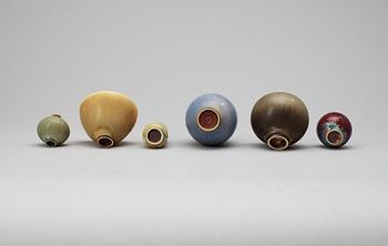 A Berndt Friberg stoneware miniature bowl and four miniature vases, Gustavsberg Studio 1960´s.