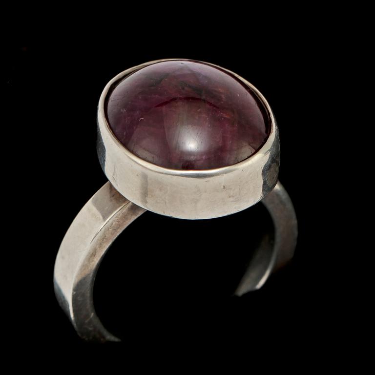 RING, sterlingsilver med stjärnrubin, 1900-talets fjärde kvartal. Vikt 12 g.