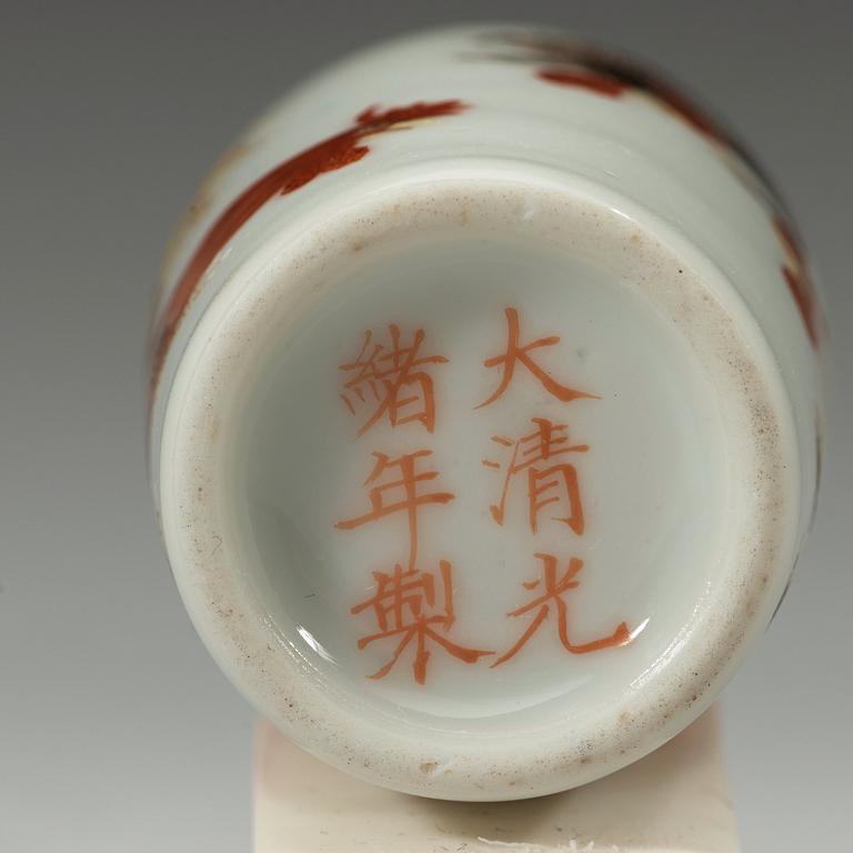 A porcelain snuff bottle, Qing dynasty, Guangxu six-character red mark and of the period (1875-1908).