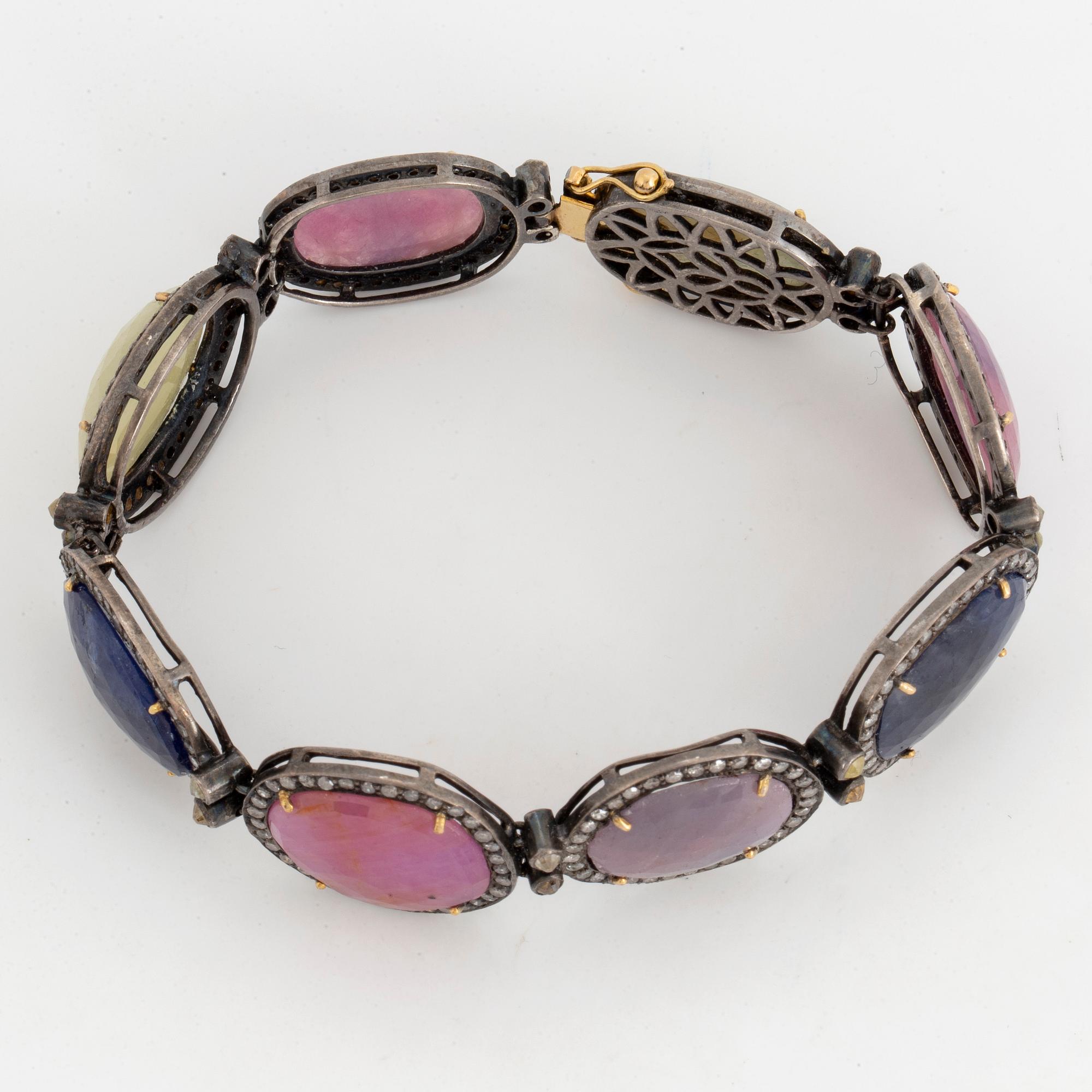 ARMBAND, med olikfärgade stenar, bla rubin och diamanter, silver och guld.