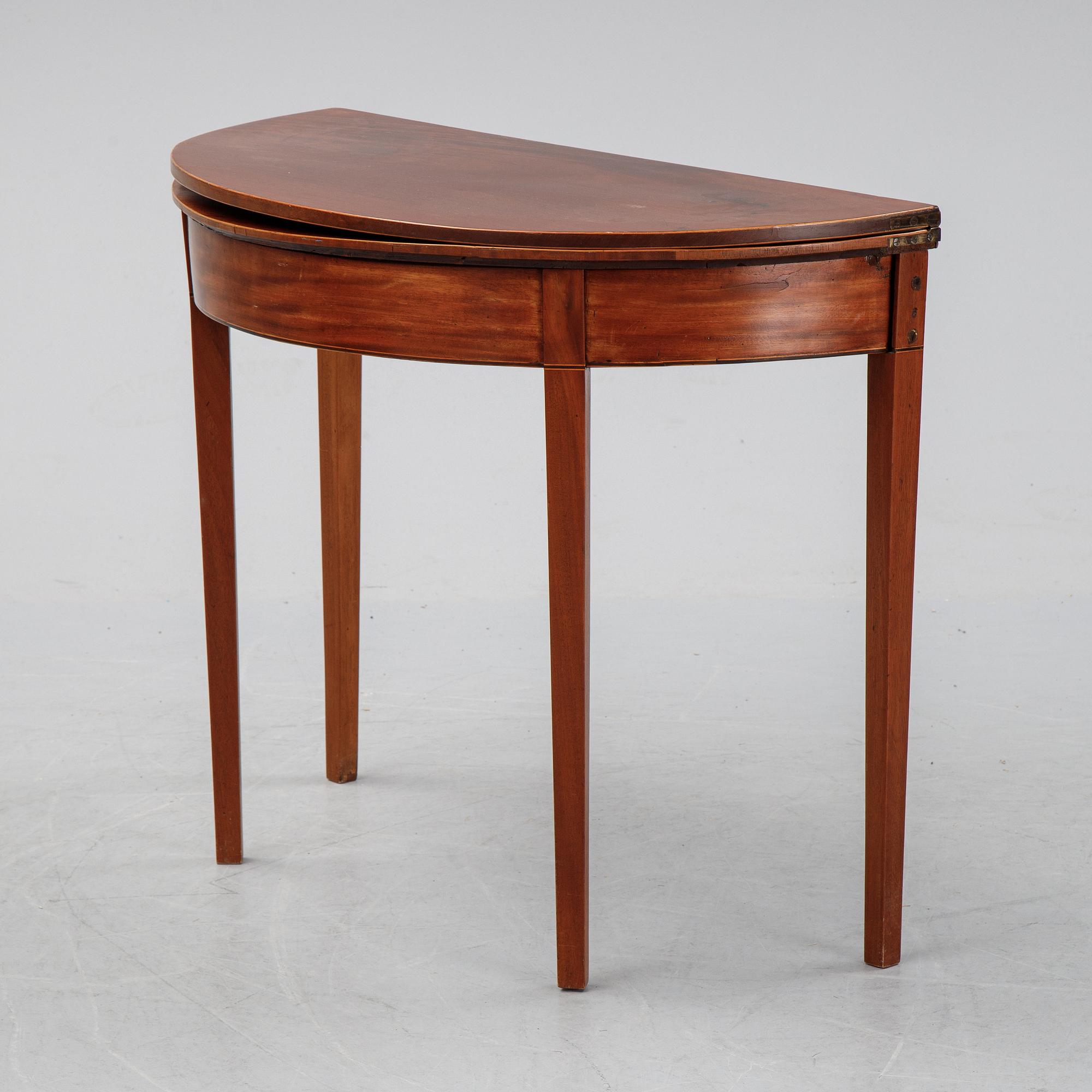 A late Gustavian table, circa 1800.