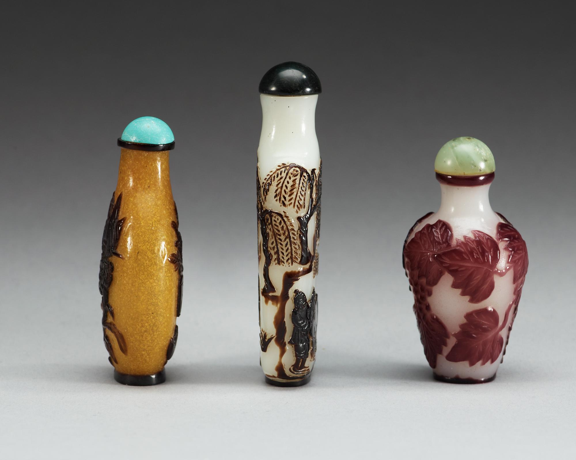 A set of three overlay glass snuff bottles, Qing dynasty.