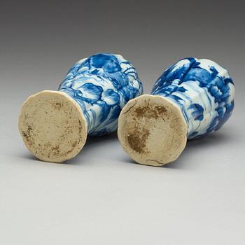 A matched pair of blue and white vases, Qing dynasty, Kangxi (1662-1722).