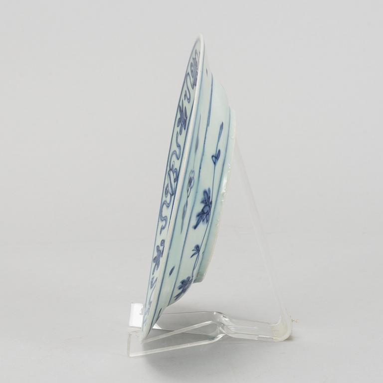 A blue and white dish, Ming dynasty (1368-1644). Seafind.