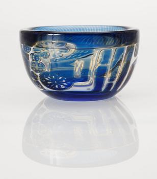 An Edvin Öhrström ariel glass bowl, Orrefors 1965.