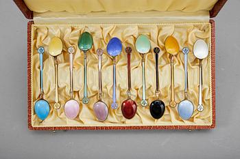 KAFFESKEDAR, 12 st, sterlingsilver, emalj, David Andersen, Oslo, 1900-tal. Tot ca 104 gram.