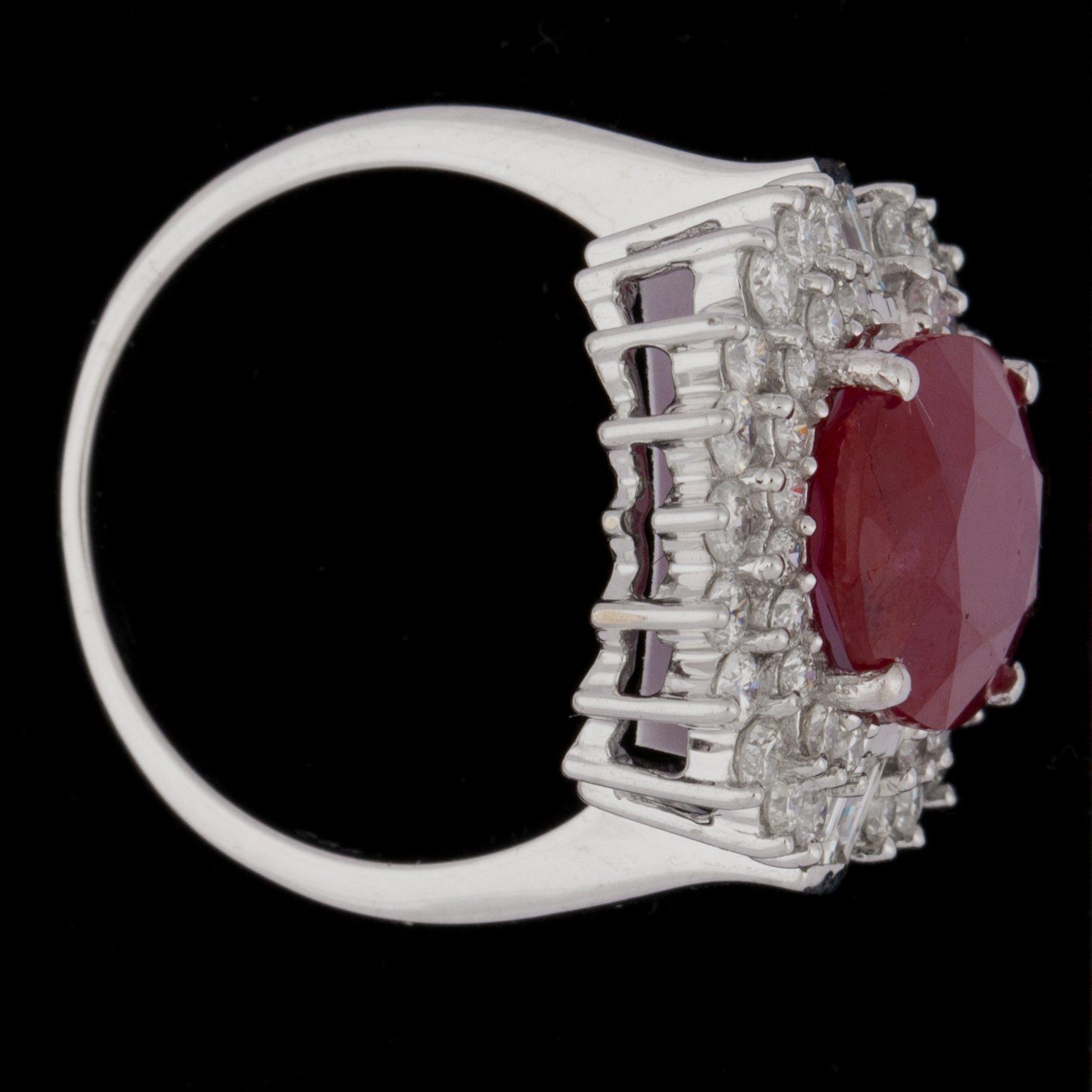RING, fasettslipad rubin, 5.03 ct samt briljantslipade diamanter, tot. ca 1.20 ct.