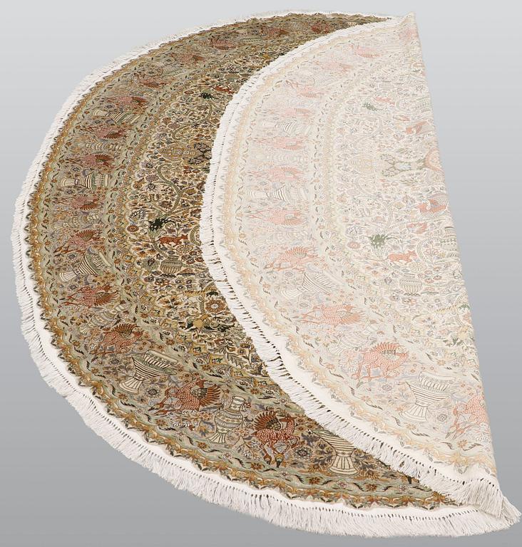 Matta, figural silke, oval, ca 273 x 180 cm.