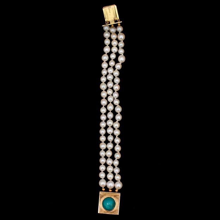 ARMBAND, odlade pärlor, lås i 18k guld med cabochonslipad malakit, 1900-talets andra hälft. Vikt 28 g.