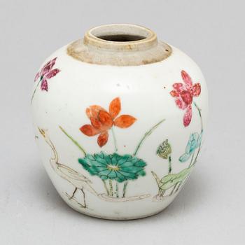 A famille rose tea caddy, 18th century.