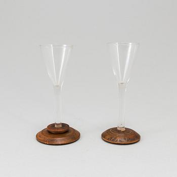 SNAPSGLAS, 2 stycken, glas och trä, 1800-tal.