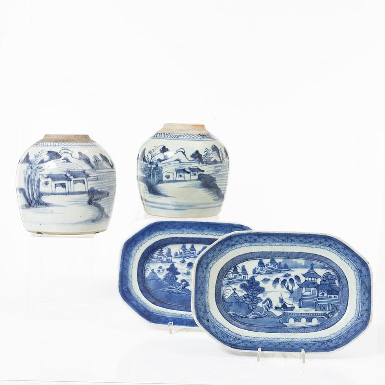 A pair of Chinese blue and white porcelain dishes and two jars, Qing dynasty, 19th century.