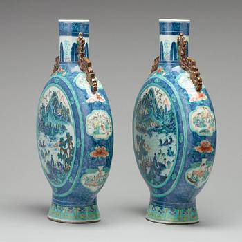 A pair of doucai moonflasks, Qing dynasty, 19th Century.