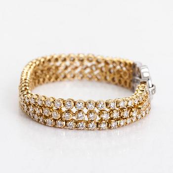 Tennisarmband, 18K guld, 3-radigt, med briljantslipade diamanter totalt ca 10.54 ct.