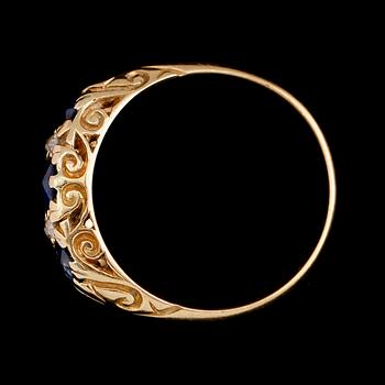 RING, 18 k guld, England, med blå stenar samt rosenstenar, omkring år 1900. Vikt ca 4 gram.