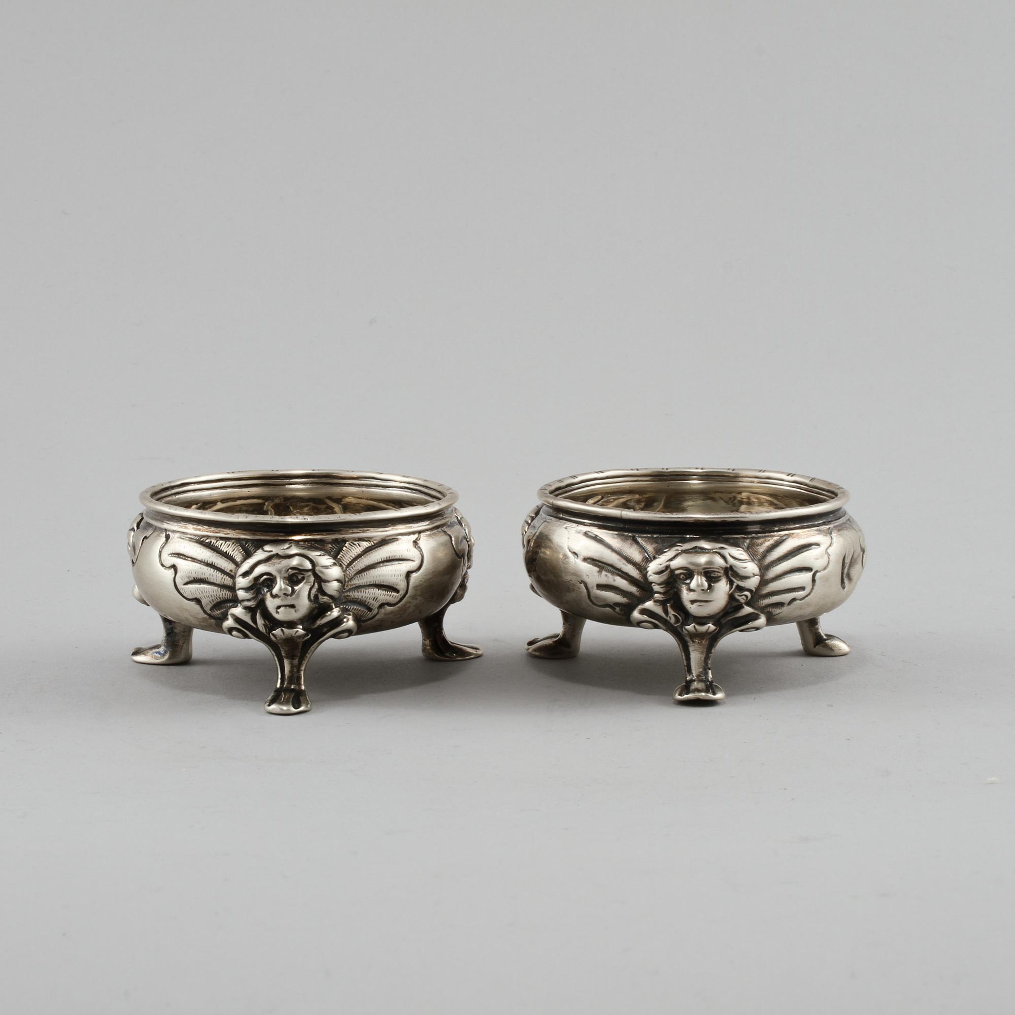 SALTKAR, 2 st snarlika, silver, Dublin, Irland, 1800-talets första hälft. Vikt 215 g.