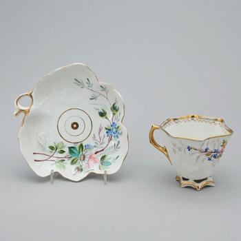 KOPPAR PÅ FAT, porslin, 6 st, Kuznetsov, Dmitrov Factory 1891-1917. Ryssland omkring 1900.