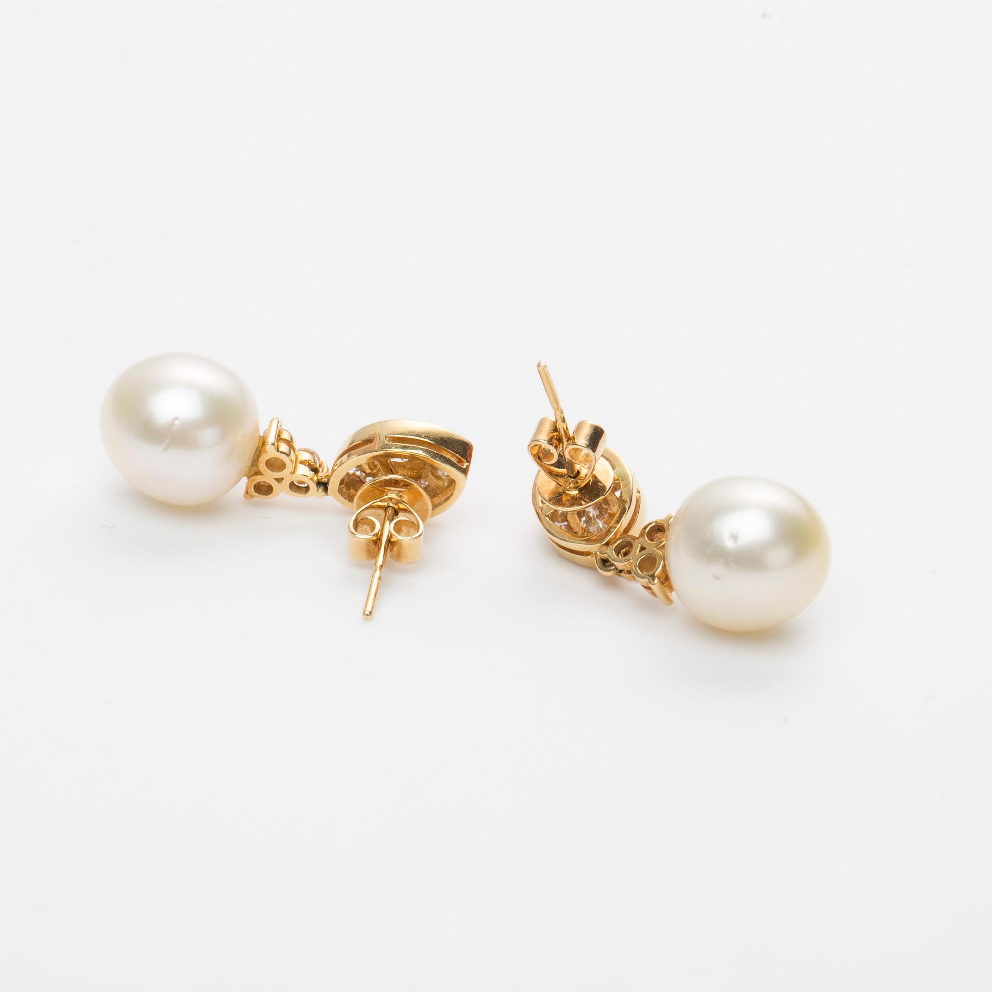 ÖRHÄNGEN, ett par, 18K guld med South Sea pärlor samt olikslipade diamanter ca 0.60 ct.