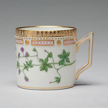 KAFFEKOPPAR med FAT, åtta stycken, porslin. "Flora Danica", Royal Copenhagen, Danmark.