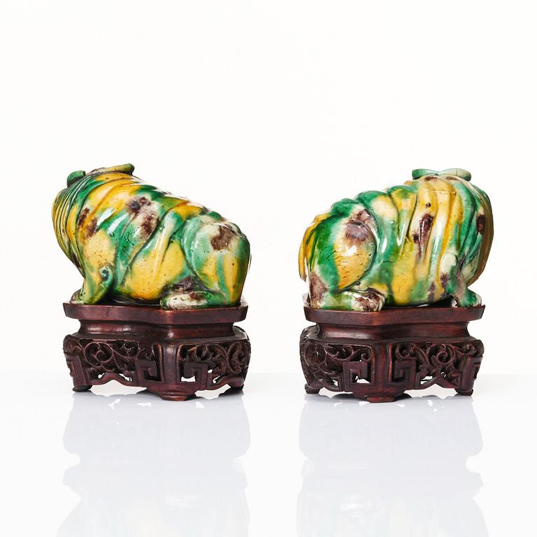 A pair of egg and spinach glazed figures of mythical creatures, Qing dynasty, Kangxi (1662-1722).
