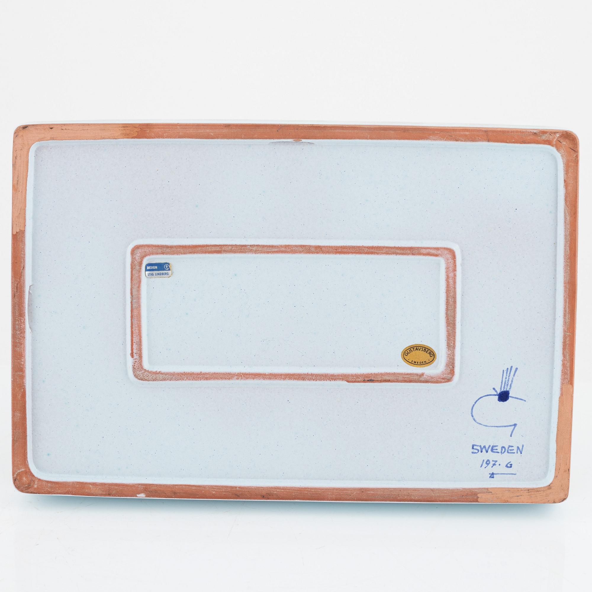 Fat, fajans, Stig Lindberg, samt reliefer, 2 st, stengods, Lisa Larson, Gustavsberg.