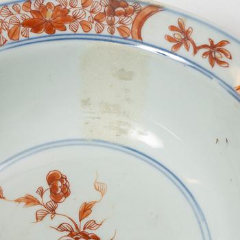 Skål, porslin. Qingdynastin, Kangxi (1662-1722). Med Johanneum märkning N=109.