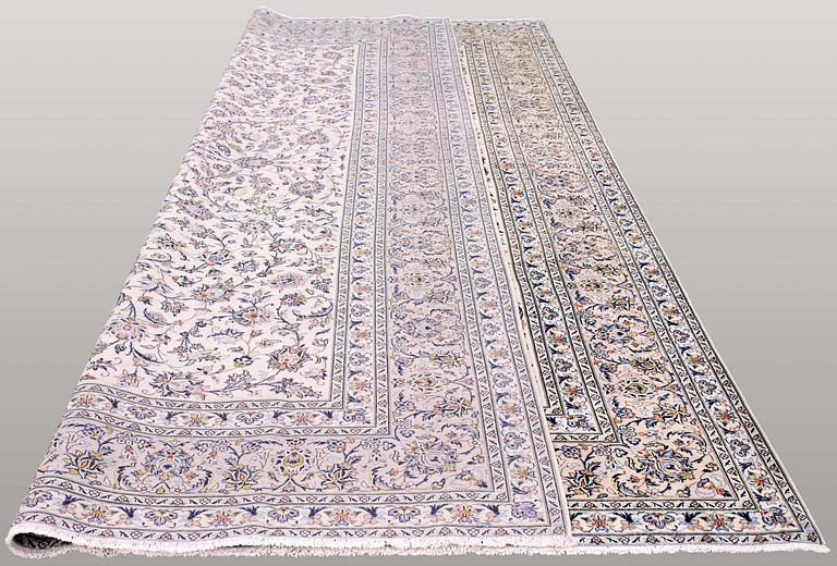 A carpet, Kashan, signed, ca 402 x 296 cm.