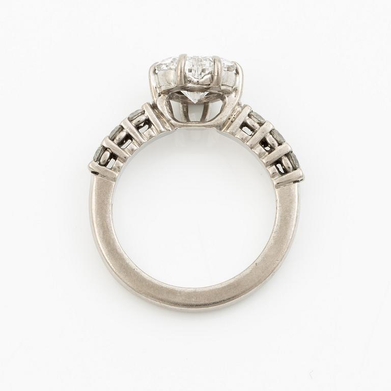 Ring 18K vitguld med hjärtformad briljantslipad diamant.