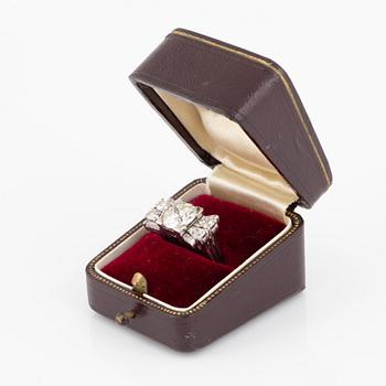 Sormus, 18K kultaa, vanhahiottu timantti noin 3.00 ct ja baguettehiottuja timantteja.