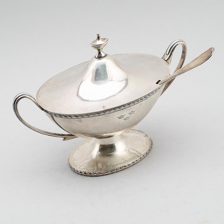 STRÖSOCKERSKÅL, silver, gustaviansk stil, Uppsala 1924. Total vikt ca 439 cm.