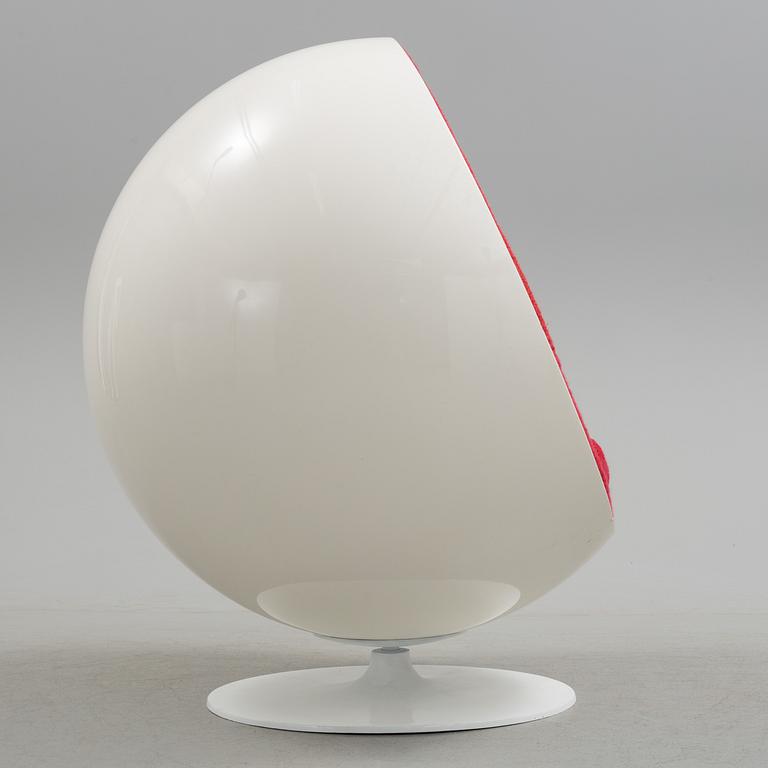 An Eero Aarnio 'Ball chair', Asko, Finland.