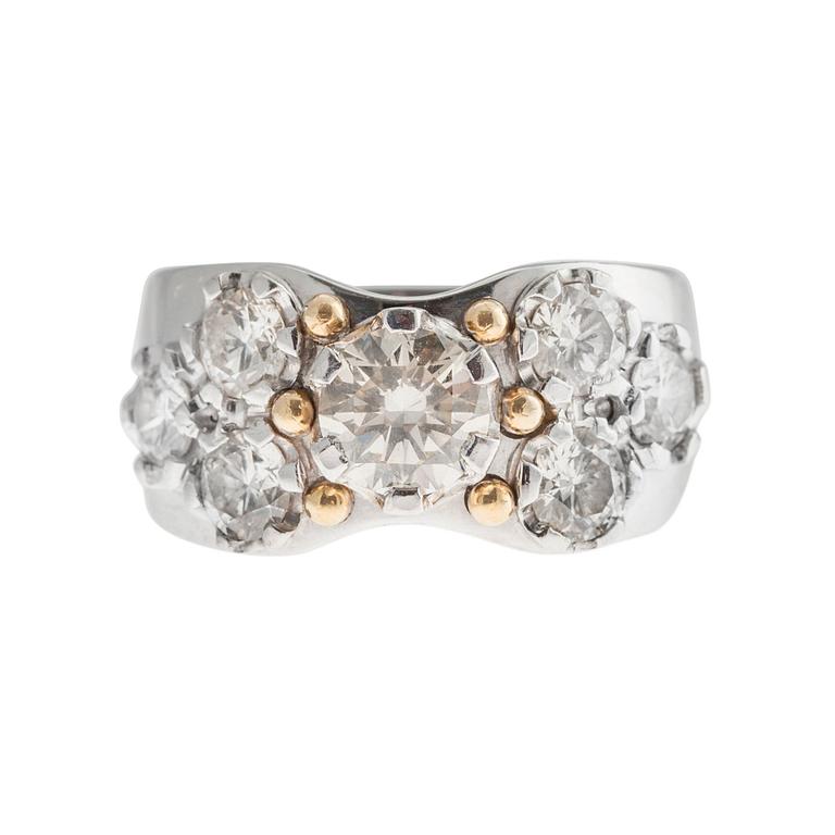 RING, 14K vitguld. Briljantslipade diamanter ca 2,6 ct. P. Aittala, Jyväskylä 2001. Vikt 13,5 g.