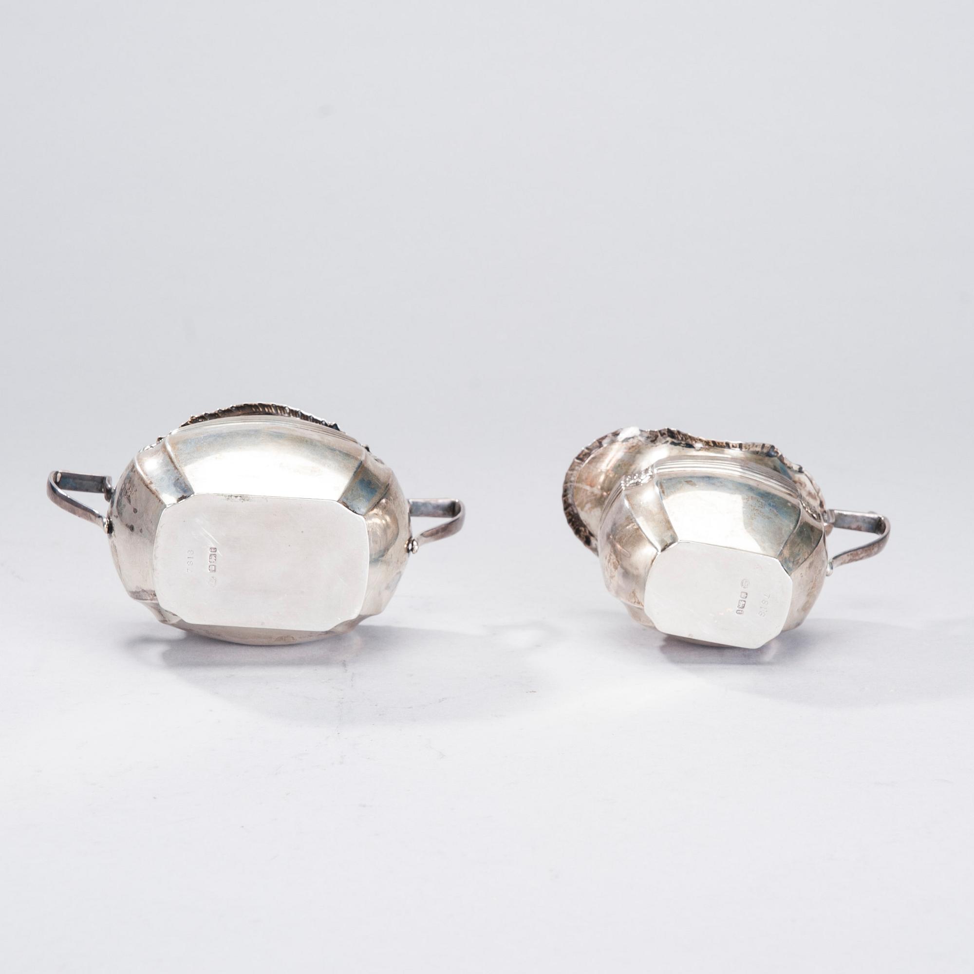 SOCKERSKÅL OCH GRÄDDSNÄCKA, sterling silver, Sheffield 1901. Vikt 230 g.